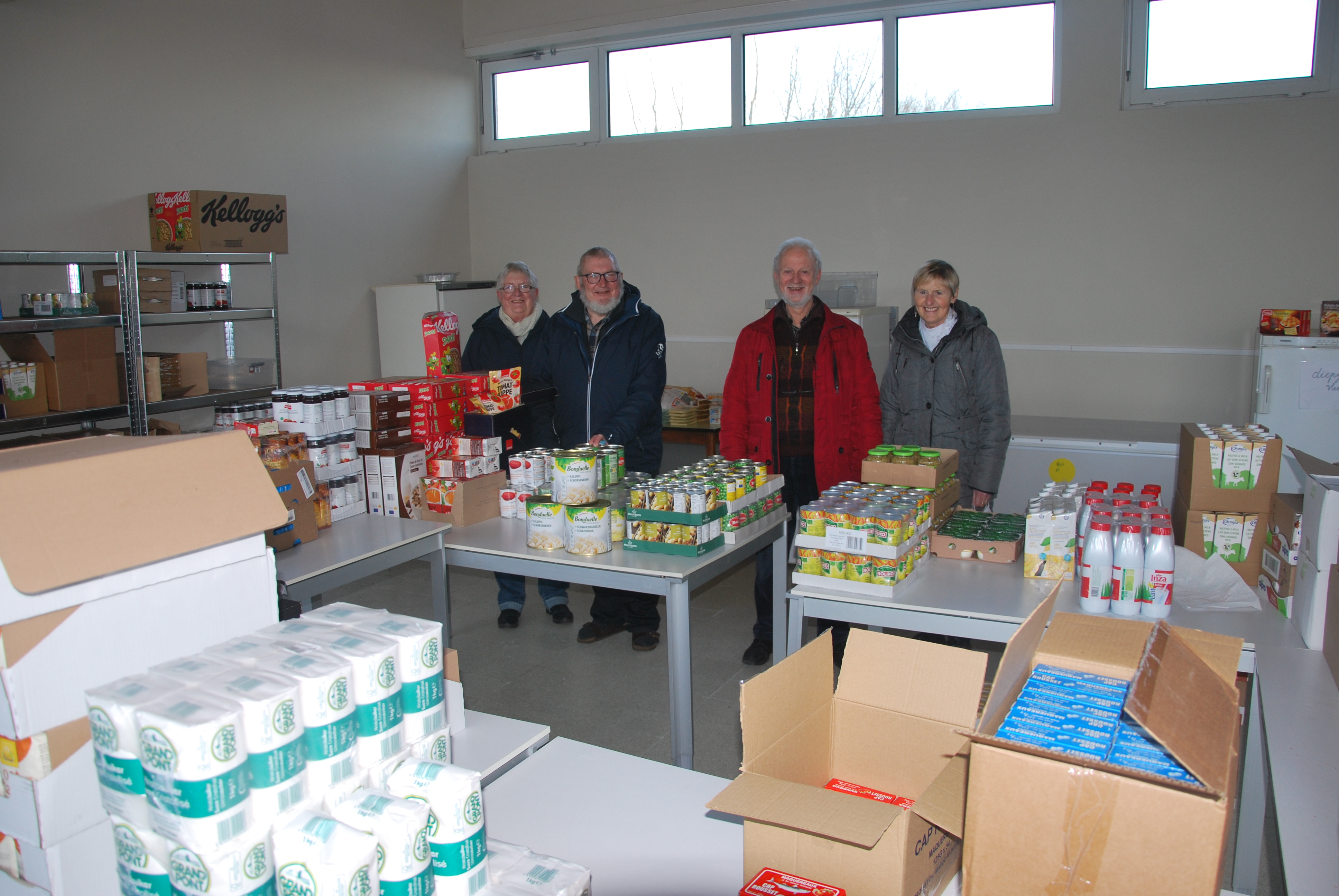 Foto voedsel bedeling met Antoon en vrijwilligers van het Kantelhuis