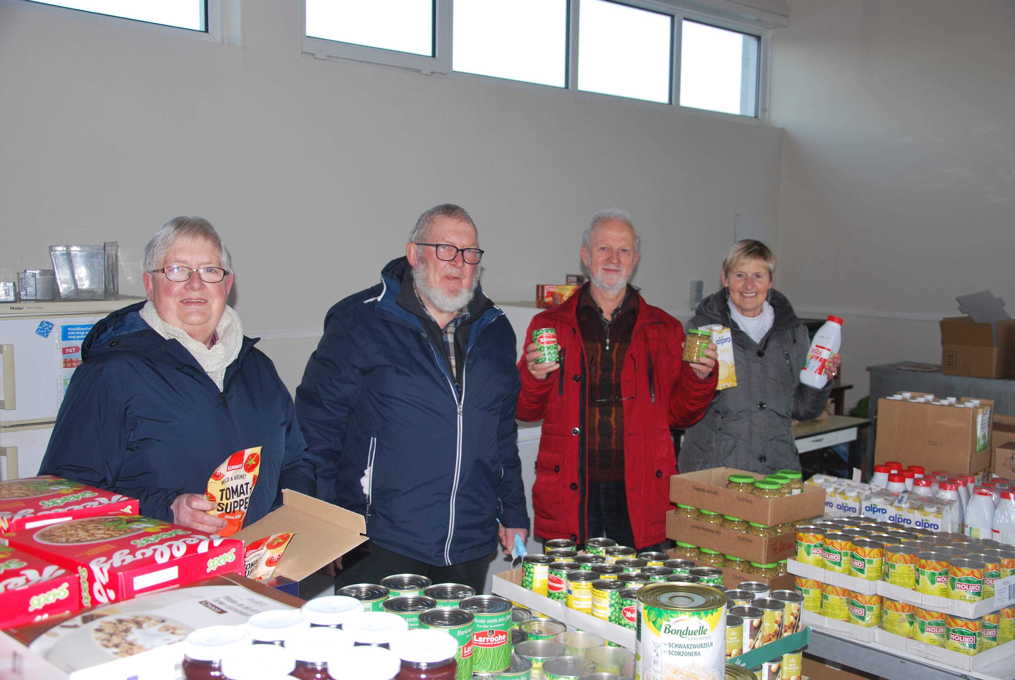 De voedselbank: conserven, Antoon Holvoet en andere vrijwilligers