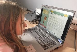 Leerling maakt oefeningen op de computer